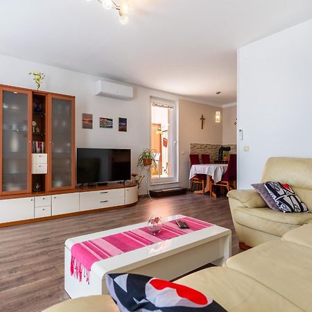Apartman Laura Cres Zewnętrze zdjęcie